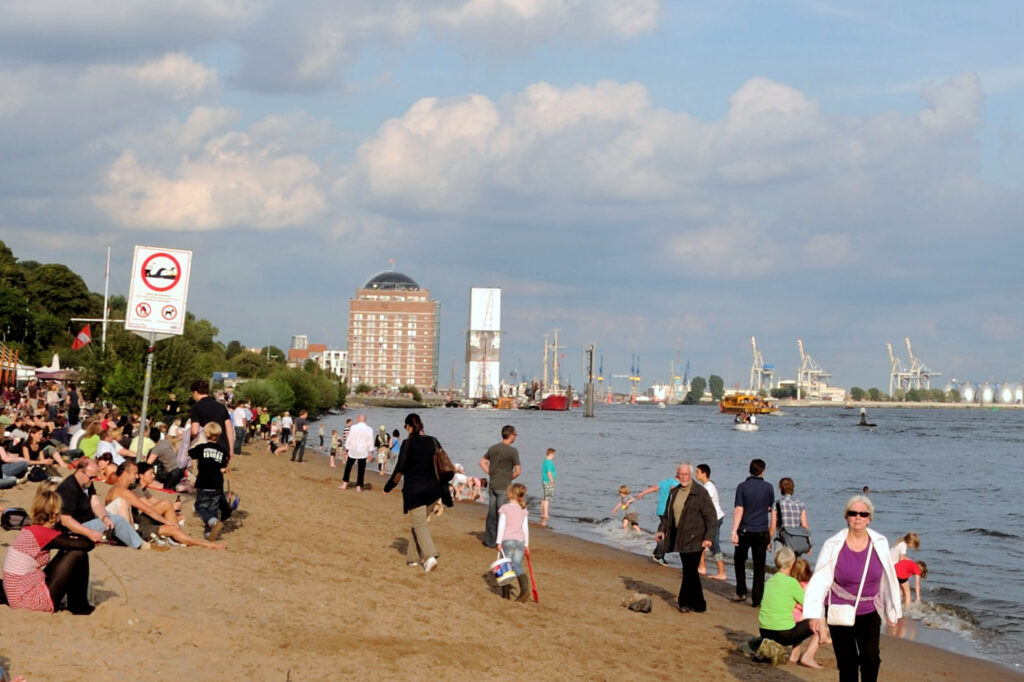 Menschen am Elbstrand