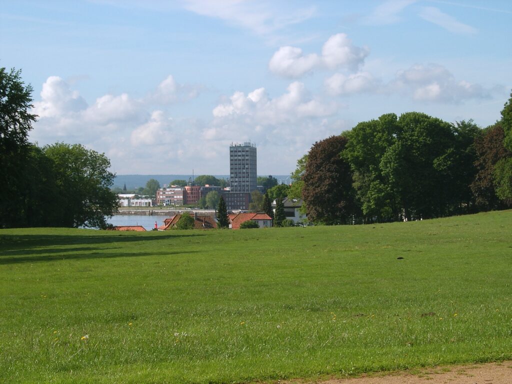 Jenischpark, Blick auf Finkenwerder, Foto: Staro1, wikimedia.org, CC 3.0, https://commons.wikimedia.org/wiki/File:Hh-jenischpark.jpg