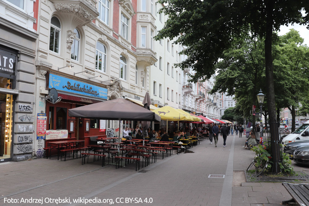 „Piazza“ gegenüber der Roten Flora 2024, wikipedia.org, Andrzej Otrębski