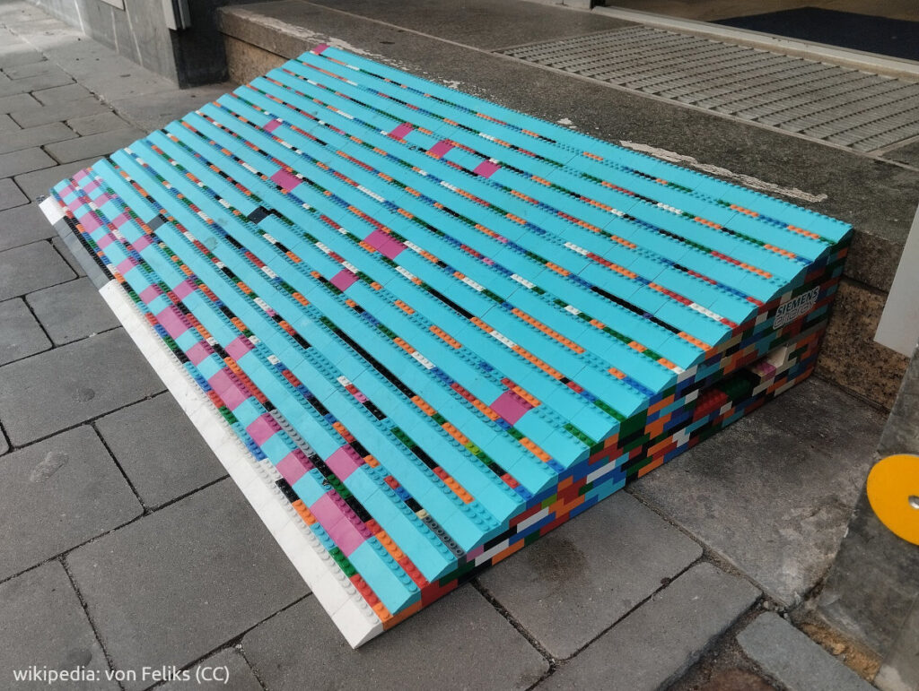 Hier sorgt eine Rampe aus Lego für Barrierefreiheit